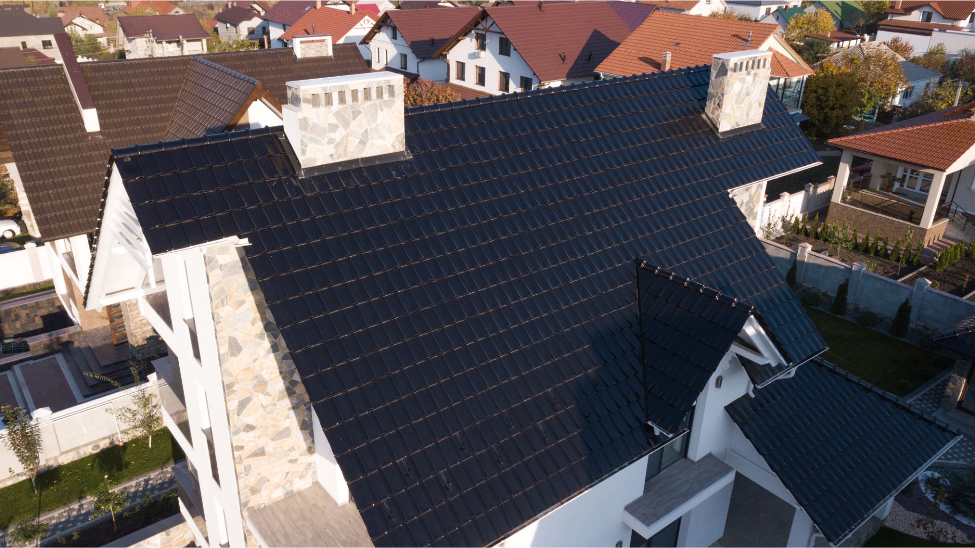 Un proiect îndrăzneț din suburbia Chișinăului - proiect realizat cu Țigla ceramică de culoare negru-luci, cu un raport calitate-preț excelent.